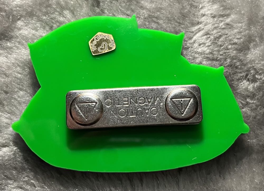 The Ottopiary - Tabby Cat Family on Pillow - Brooch pin collectible - Main Image 2