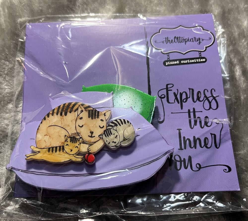 The Ottopiary - Tabby Cat Family on Pillow - Brooch pin collectible - Main Image 3