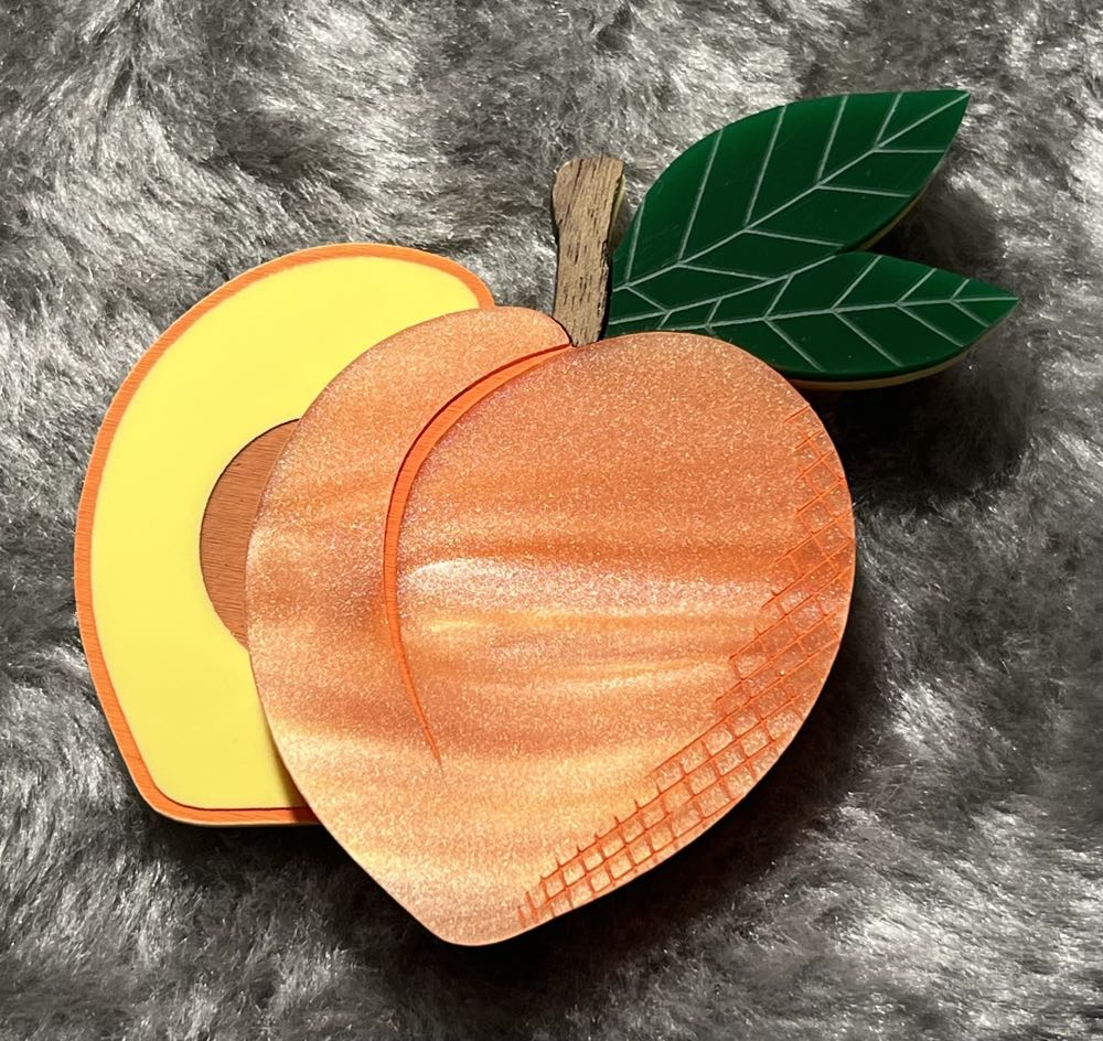 Peppy Chapette - Peachy Queen - Brooch pin collectible - Main Image 2