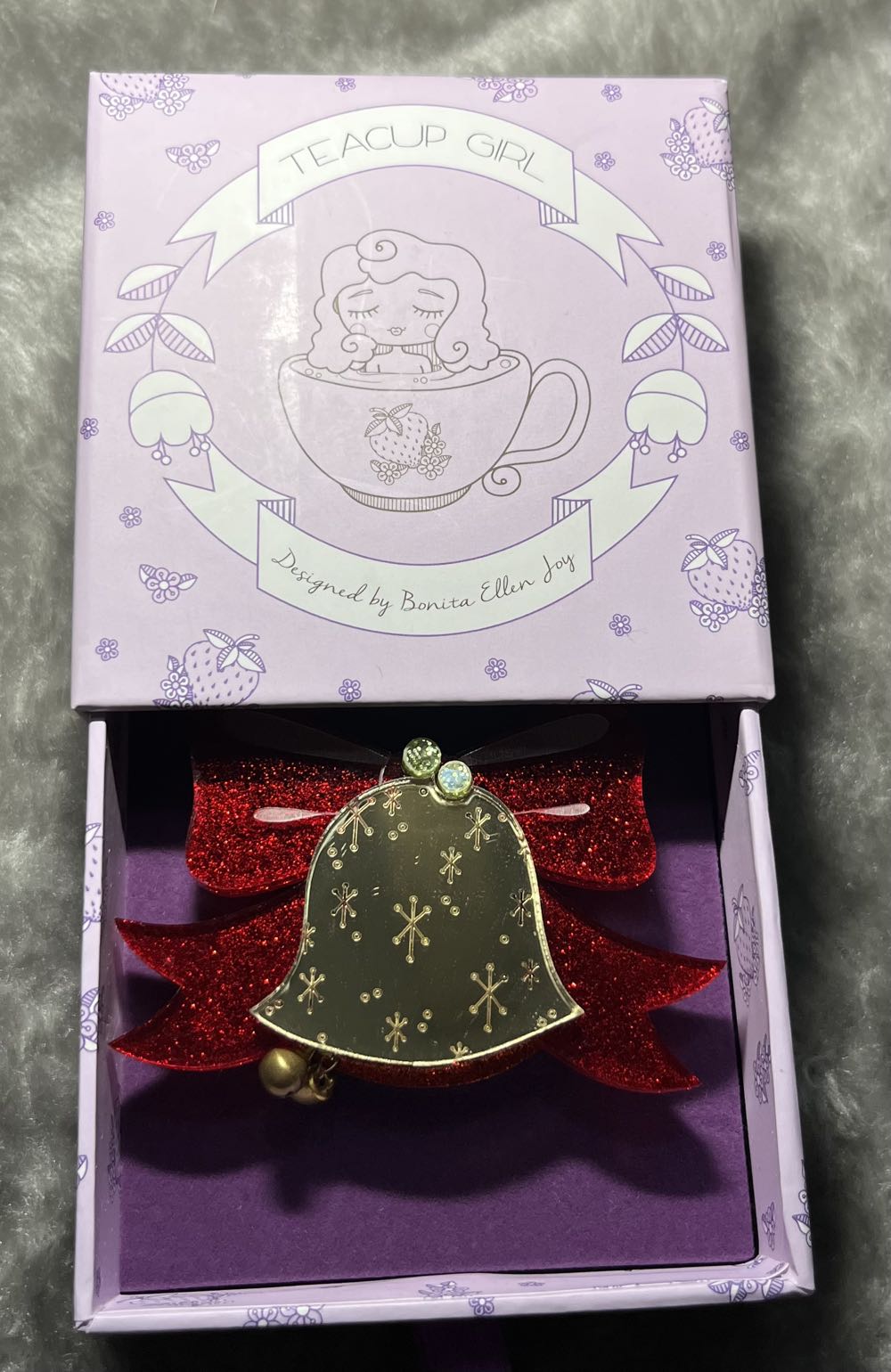 Teacup Girl - Christmas Bells (red) - Brooch pin collectible - Main Image 3