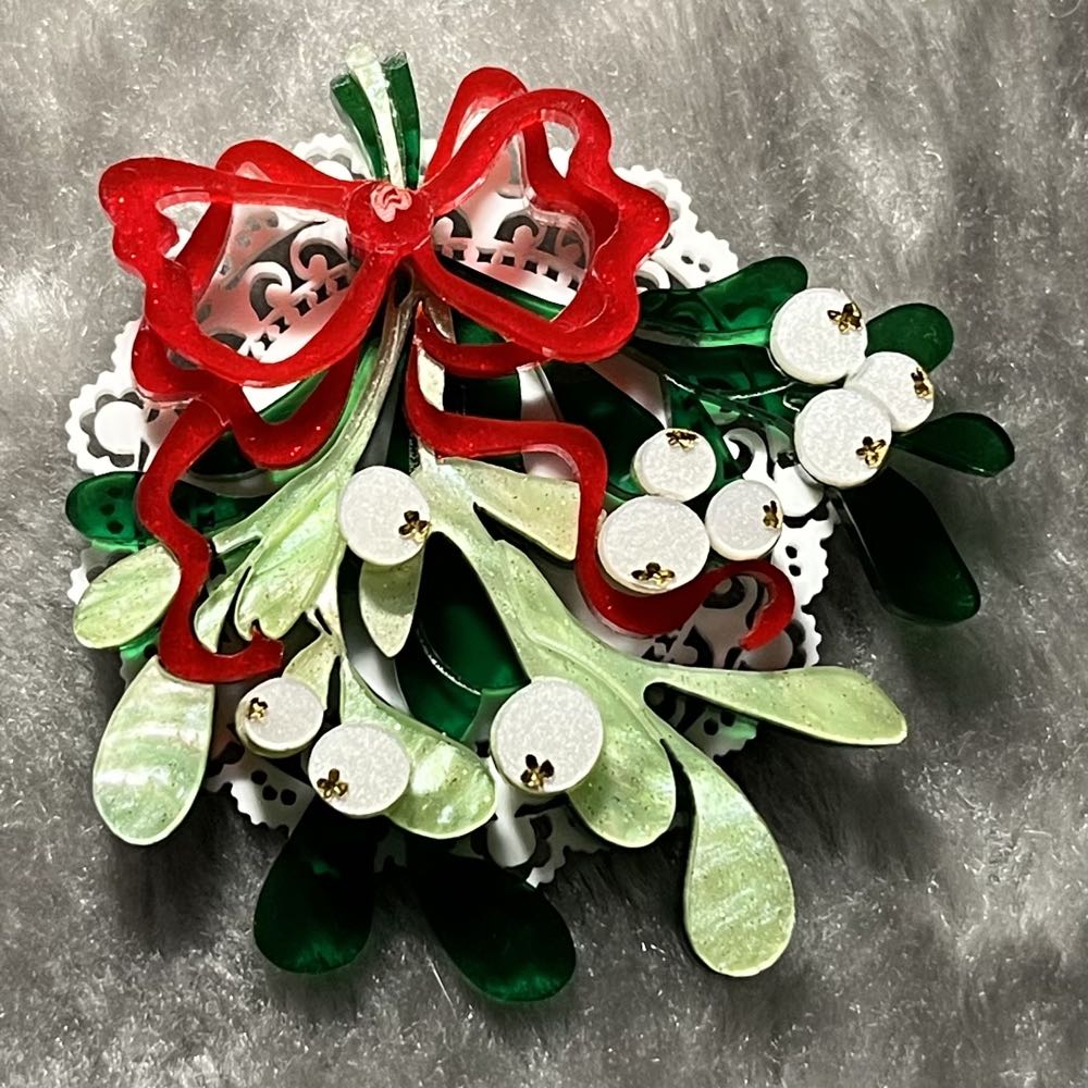 Teacup Girl - A Christmas Kiss - Brooch pin collectible - Main Image 2