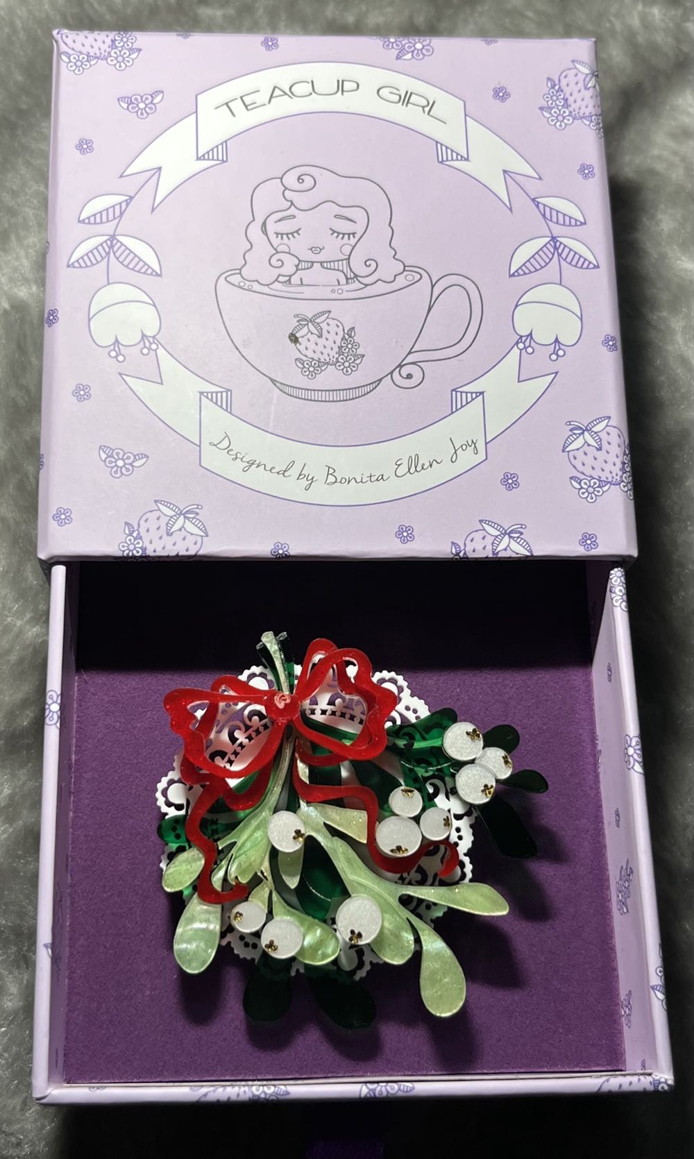 Teacup Girl - A Christmas Kiss - Brooch pin collectible - Main Image 3