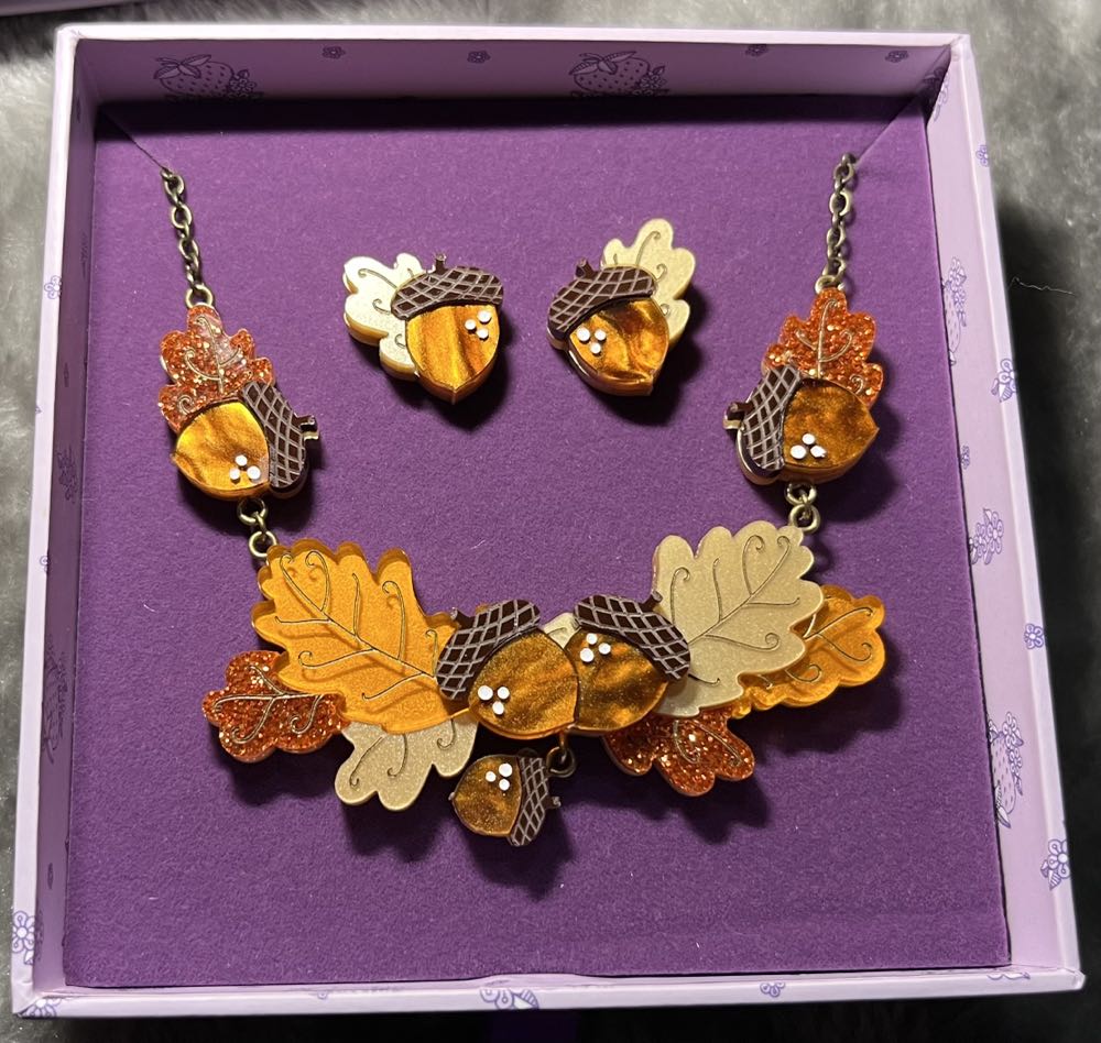 Teacup Girl - Ode to Autumn (necklace set) - Necklace pin collectible - Main Image 1