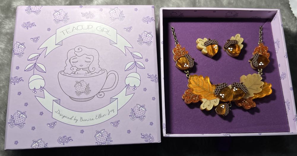 Teacup Girl - Ode to Autumn (necklace set) - Necklace pin collectible - Main Image 3