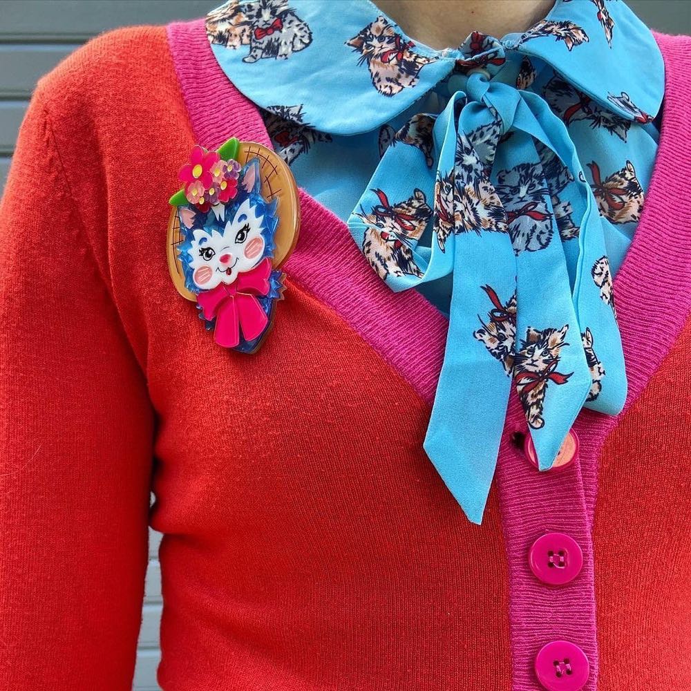 Lipstick & Chrome - Cottagecore Kitty - Brooch pin collectible - Main Image 4