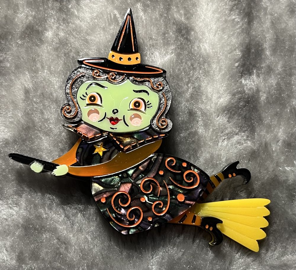 Lipstick & Chrome - Broomhilda - Brooch pin collectible - Main Image 2