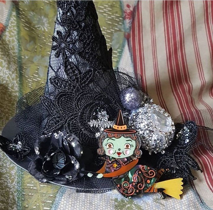 Lipstick & Chrome - Broomhilda - Brooch pin collectible - Main Image 3