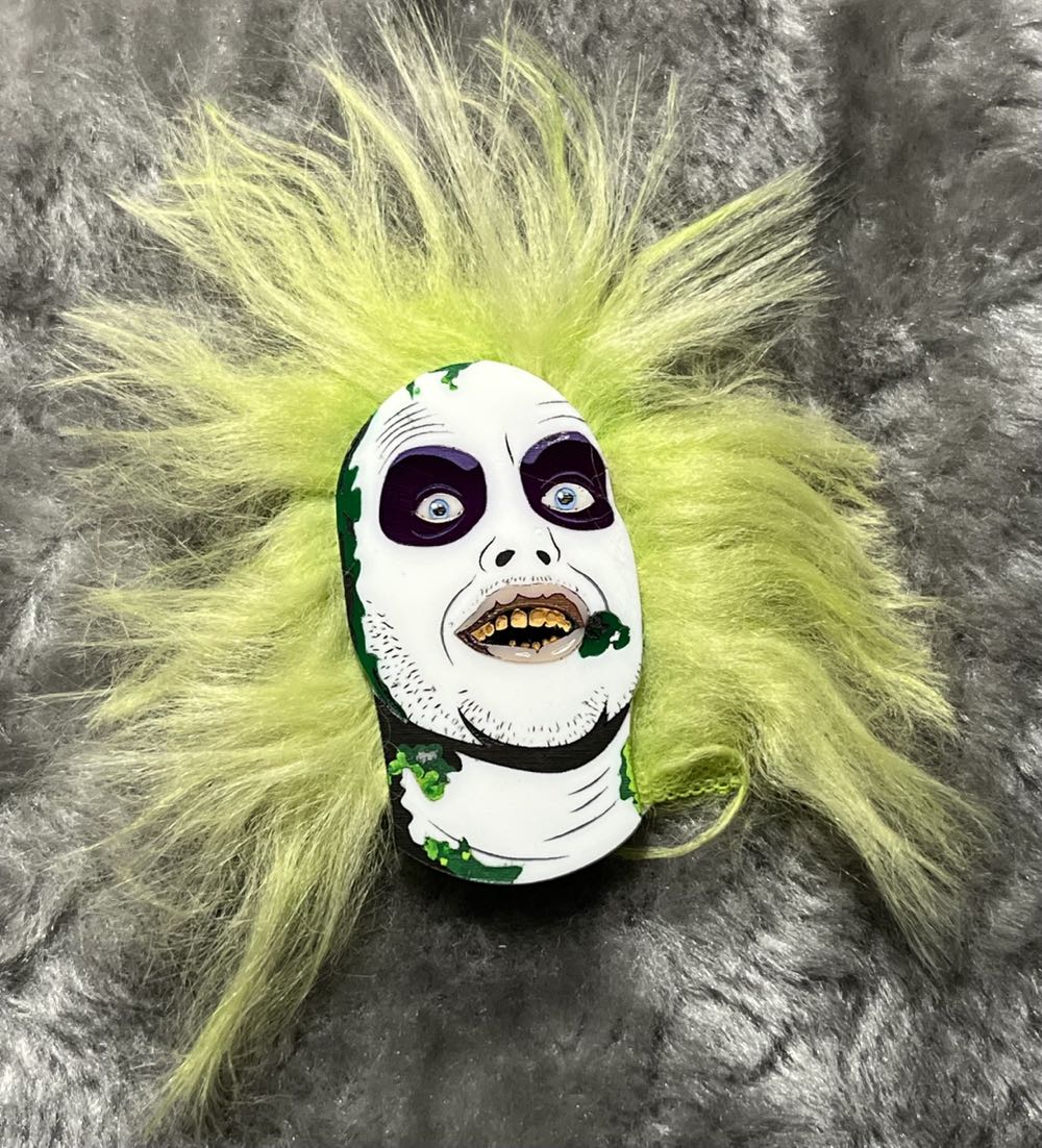 Sconnie and Jam - Beetlejuice (faux fur) - Brooch pin collectible - Main Image 2