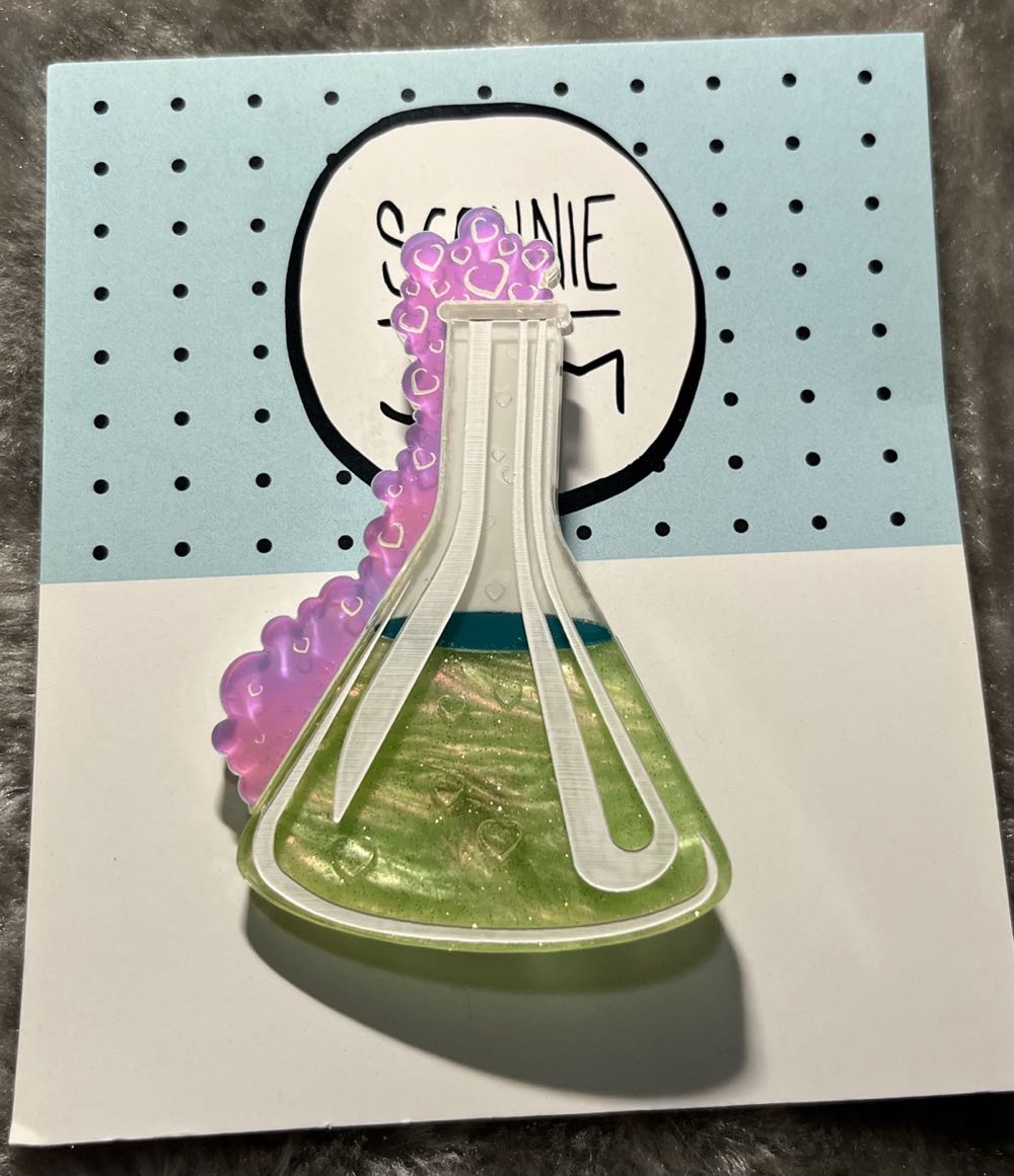 Sconnie and Jam - We’ve Got Chemistry (green) - Brooch pin collectible - Main Image 3