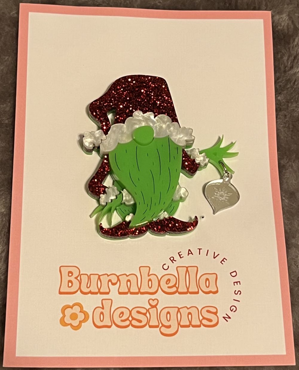 Burnbella - Grinch Gnome - Brooch pin collectible - Main Image 2