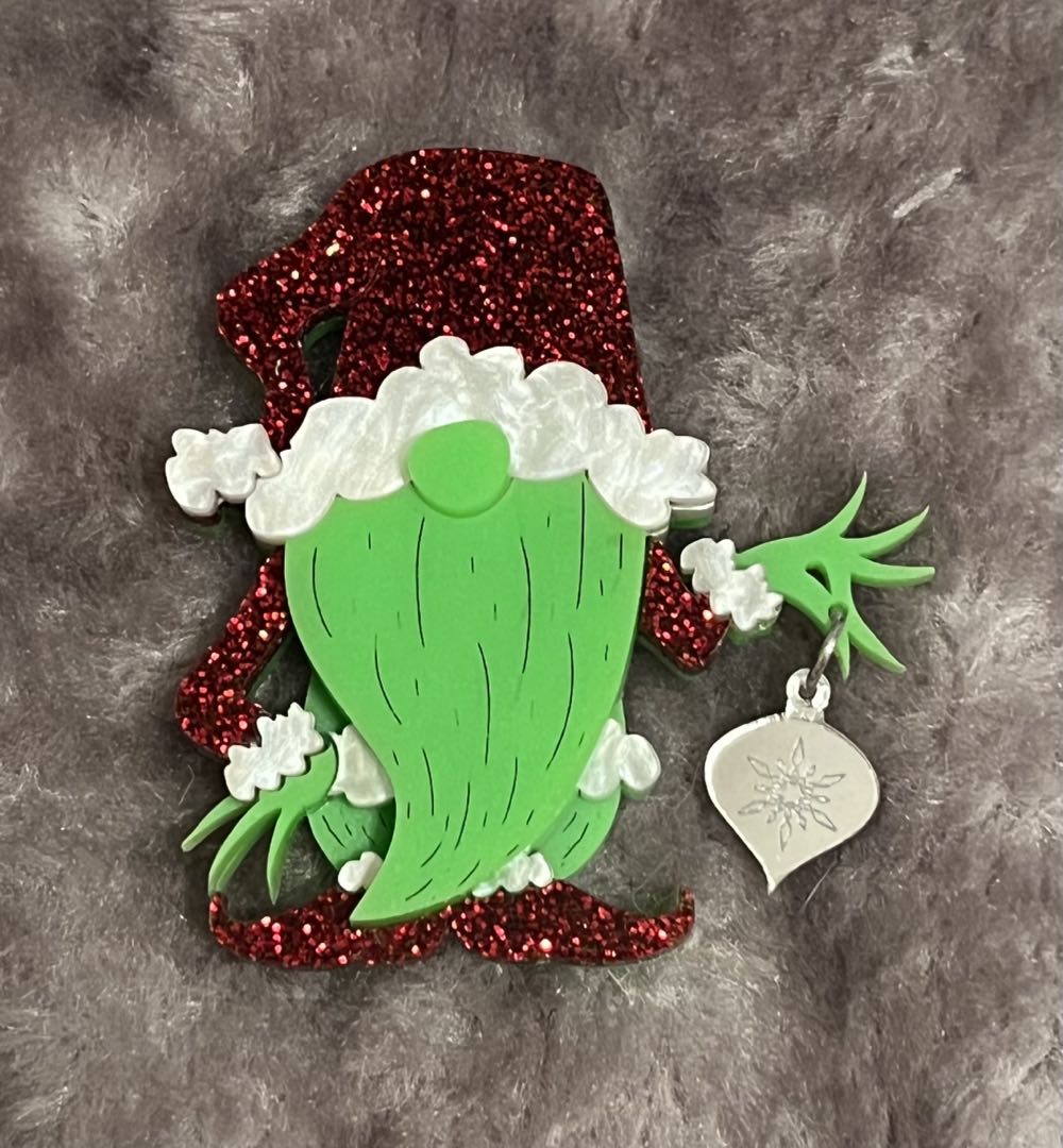 Burnbella - Grinch Gnome - Brooch pin collectible - Main Image 3