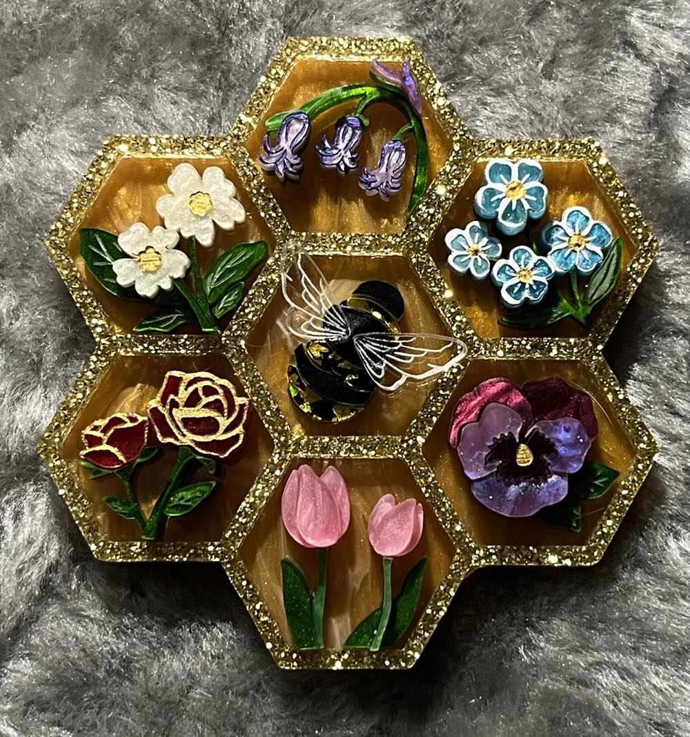 Curious Carousel - Beehive in Bloom - Brooch pin collectible - Main Image 2