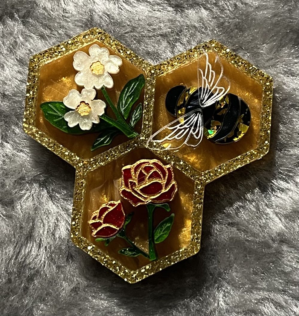 Curious Carousel - Beehive in Bloom Mini (bee) - Brooch pin collectible - Main Image 2