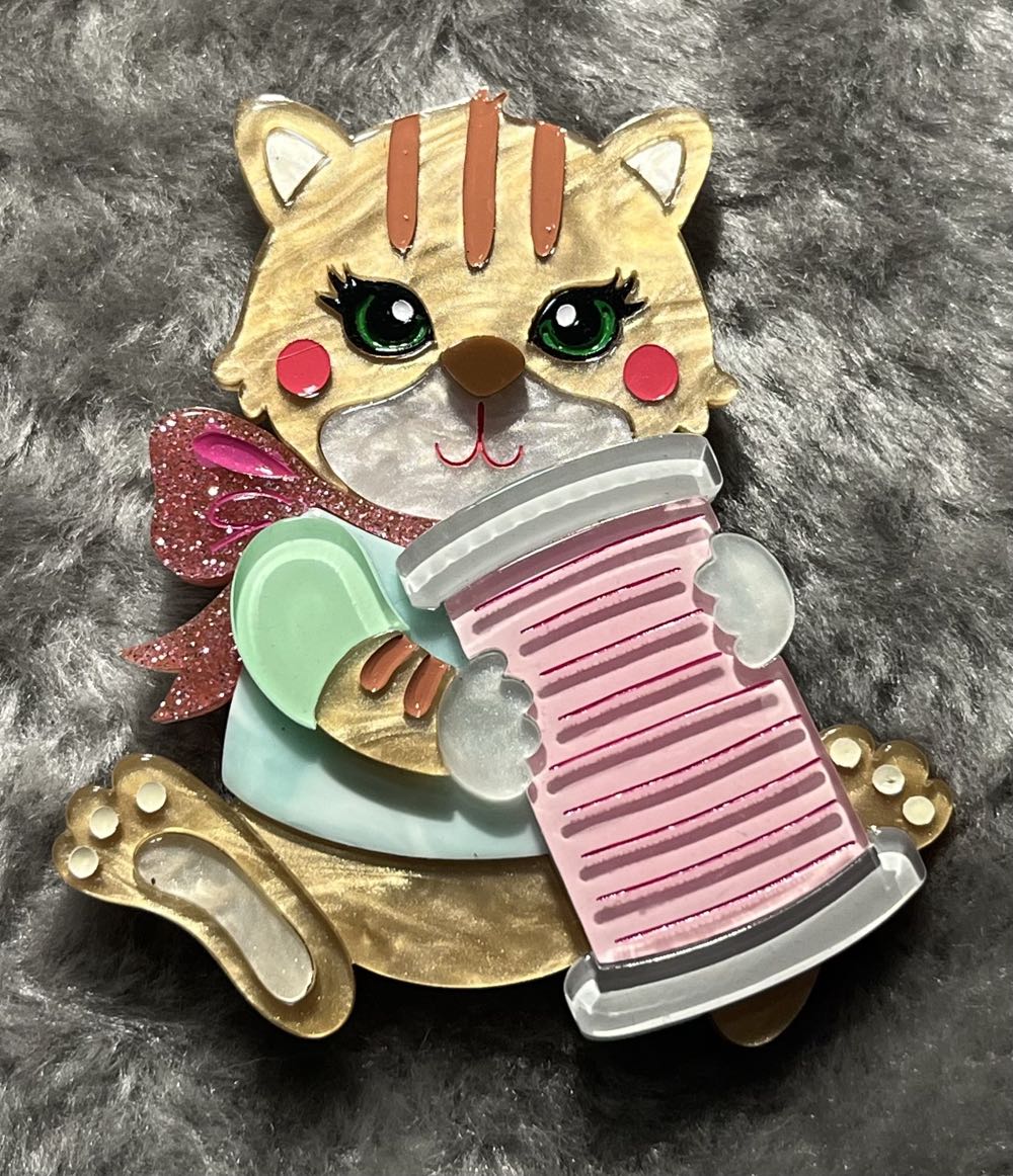 She Loves Blooms - Caramel Bobbin Kitty - Brooch pin collectible - Main Image 2