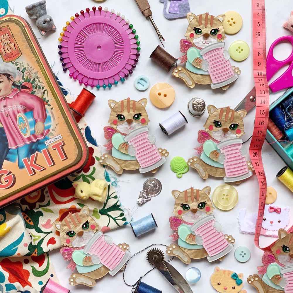 She Loves Blooms - Caramel Bobbin Kitty - Brooch pin collectible - Main Image 3