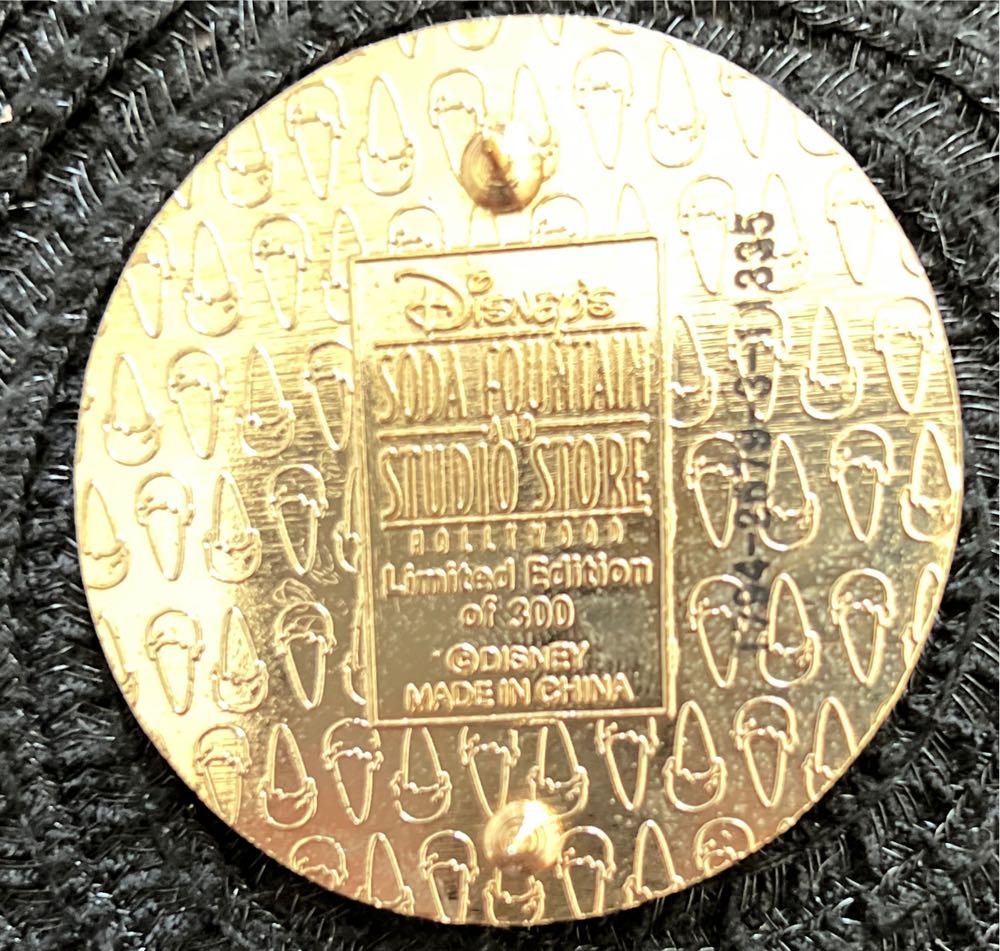 Chip N Dale Gold Coin - Disney Studio Store: Hollywood pin collectible - Main Image 2