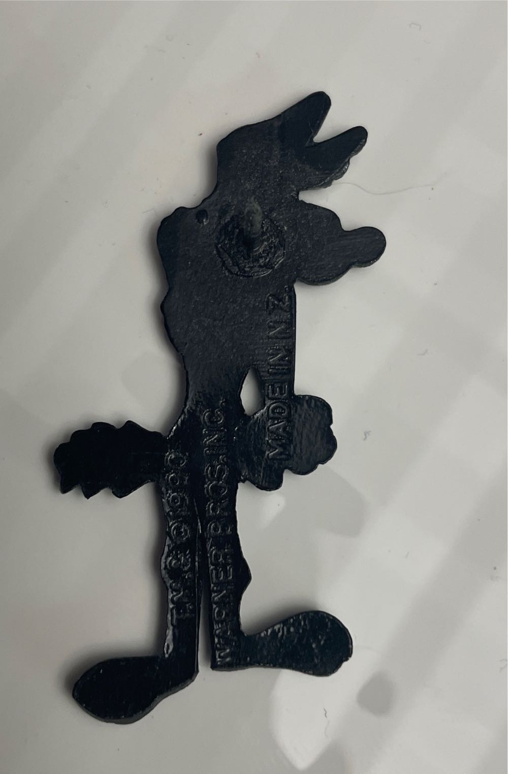 Wile E. Coyote (standing ground angry) - Metal, Enamel pin collectible - Main Image 2