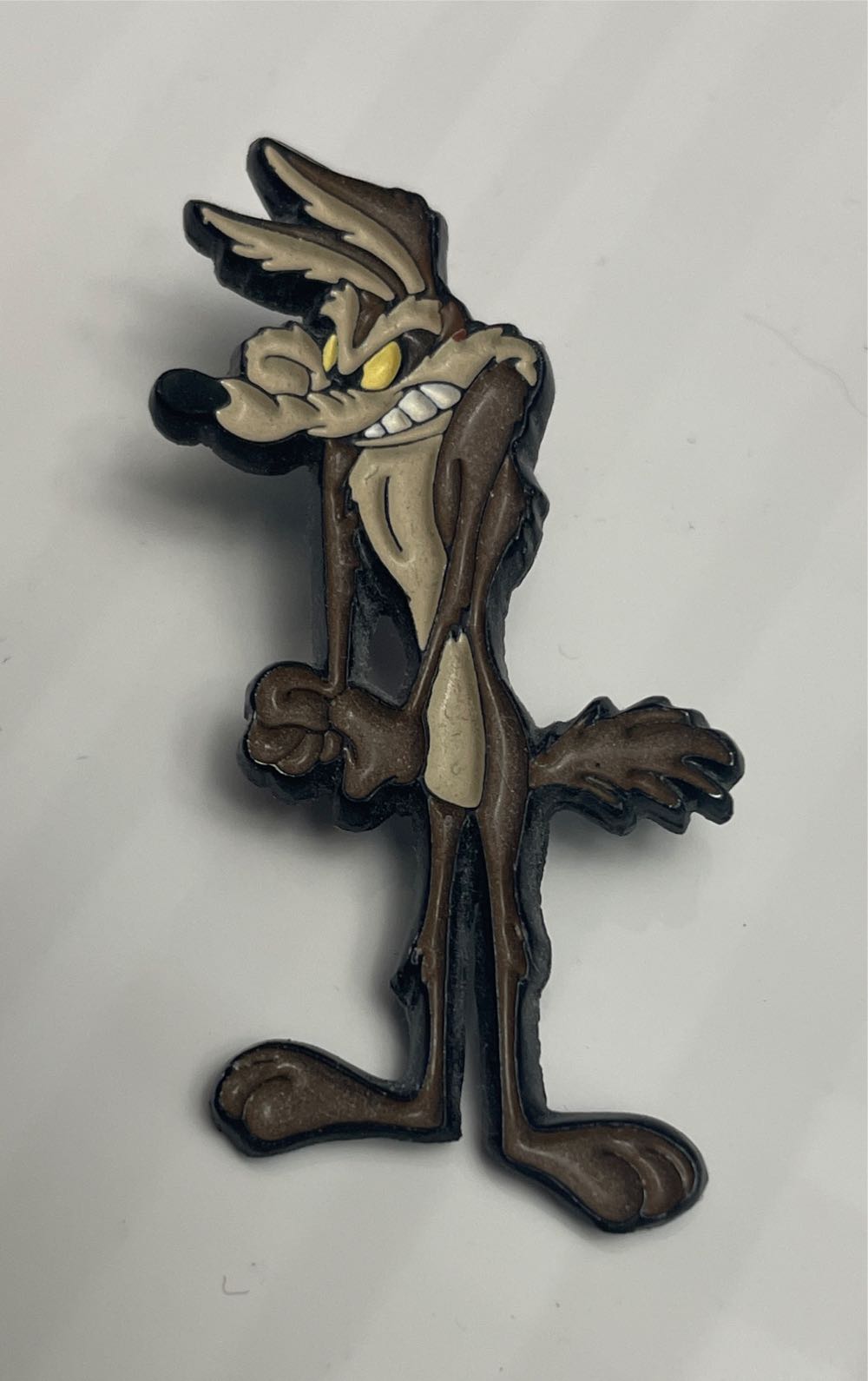 Wile E. Coyote (standing ground angry) - Metal, Enamel pin collectible - Main Image 3