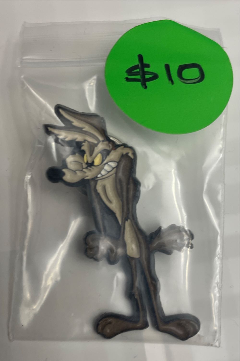 Wile E. Coyote (standing ground angry) - Metal, Enamel pin collectible - Main Image 4