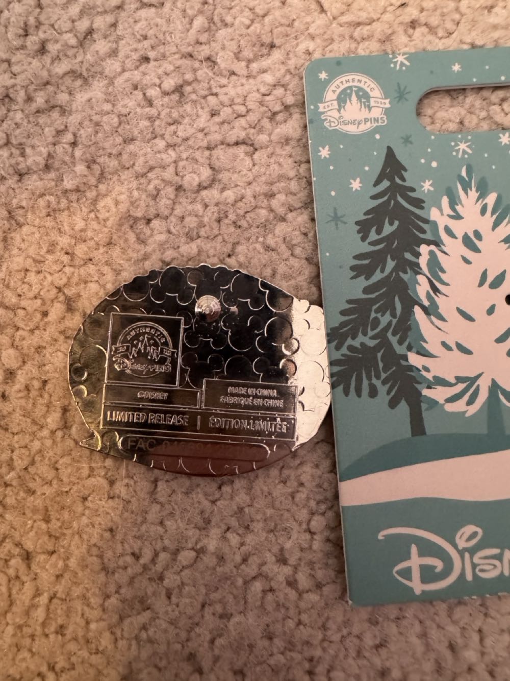 Mickey & Pluto Disney Christmas  pin collectible [Barcode 400951266942] - Main Image 2