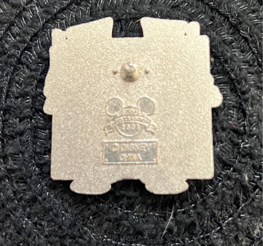 Chip N Dale Haunted Mansion Duellers - Attractions pin collectible - Main Image 2