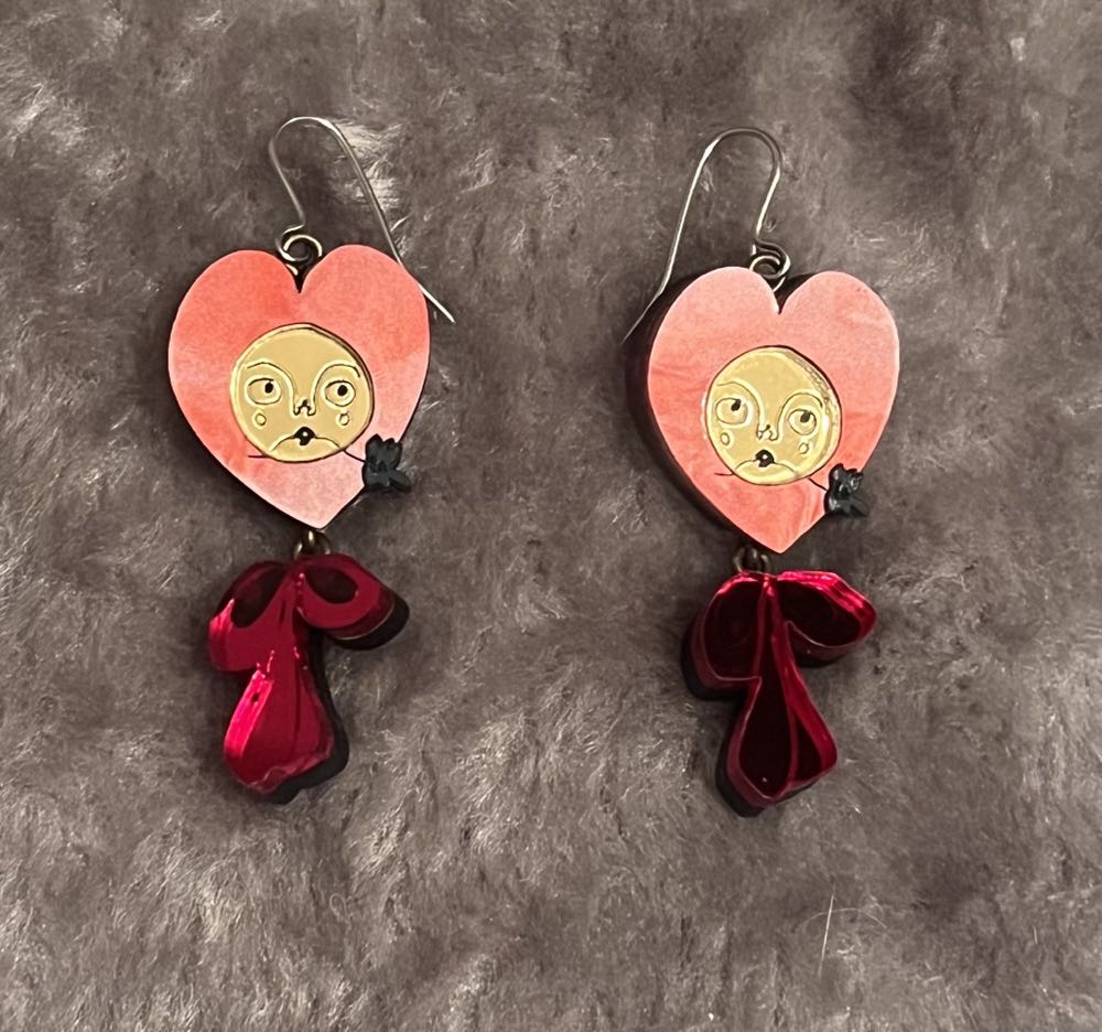 Lou Clarke - Sisters of Iris Parcel Earrings (red) - Earrings pin collectible - Main Image 2