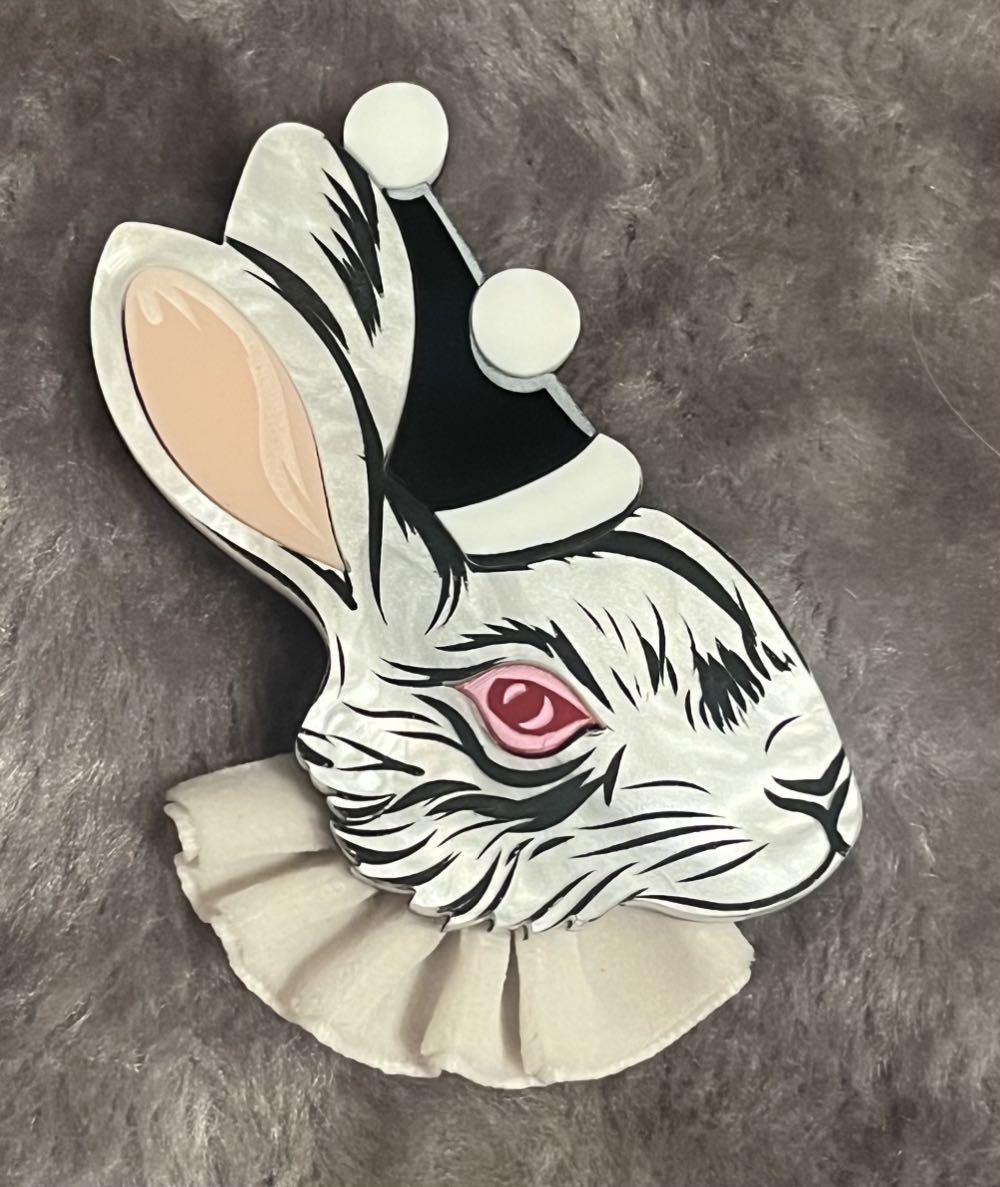 MukkaChunks - Pierro the Bunny - Brooch pin collectible - Main Image 2