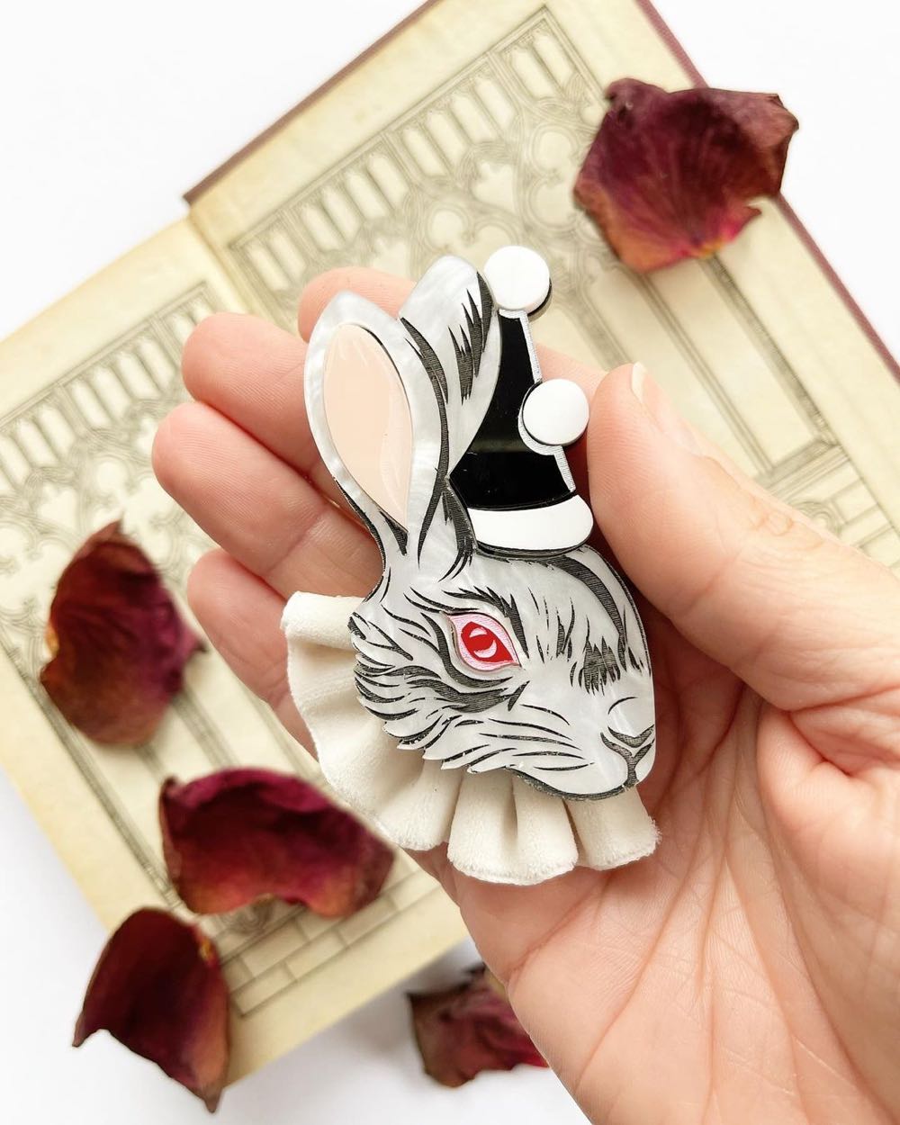 MukkaChunks - Pierro the Bunny - Brooch pin collectible - Main Image 3