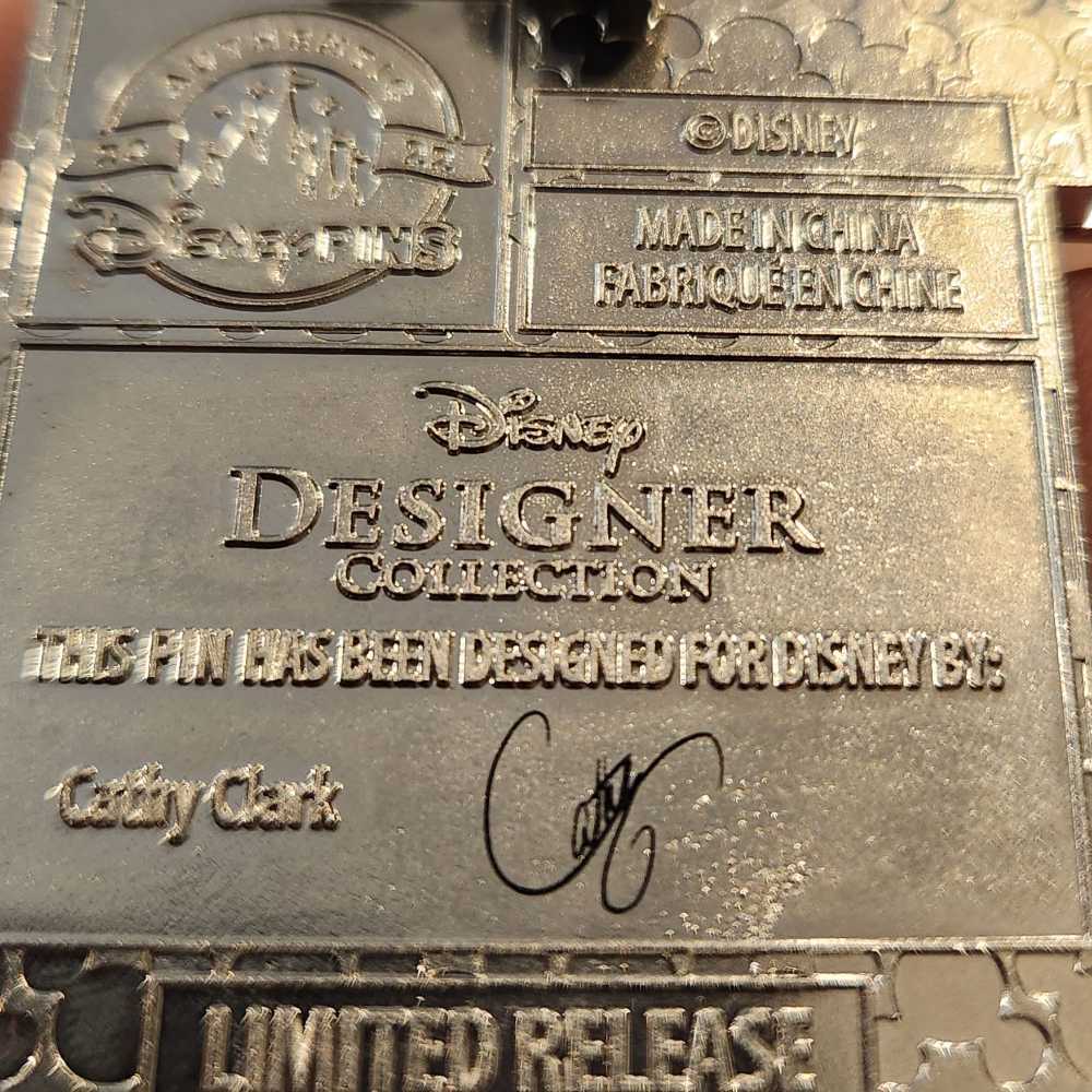 Tiana - Ultimate Princess Designer Collection - Cathy Clark - The Princess and the Frog - Hinged pin collectible [Barcode 400951117466] - Main Image 2