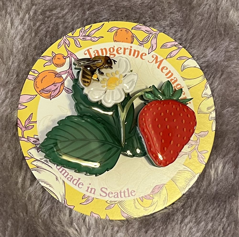 Tangerine Menagerie - Strawberry - Brooch pin collectible - Main Image 2