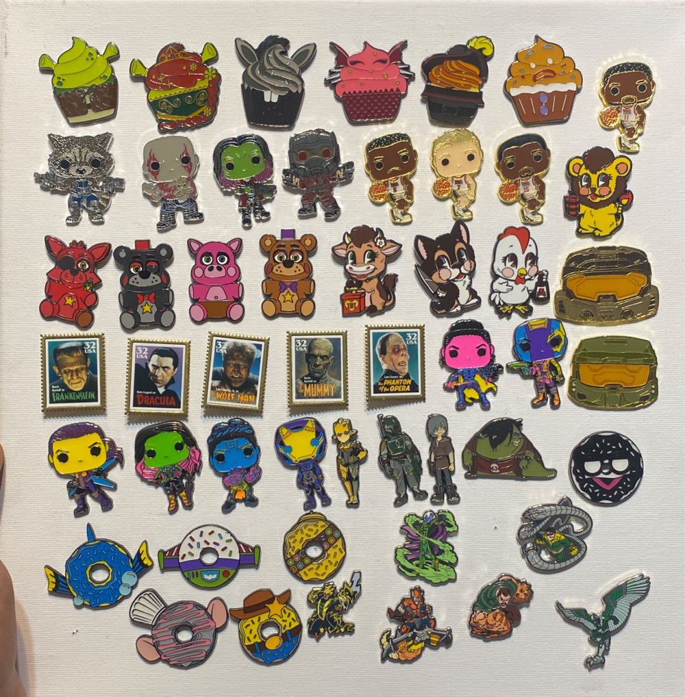 Lot 4  pin collectible - Main Image 2
