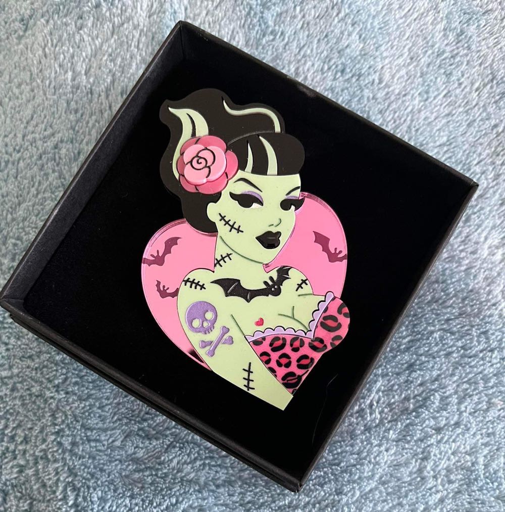 TMOMJ - Undead Delila (statement size) - Brooch pin collectible - Main Image 2