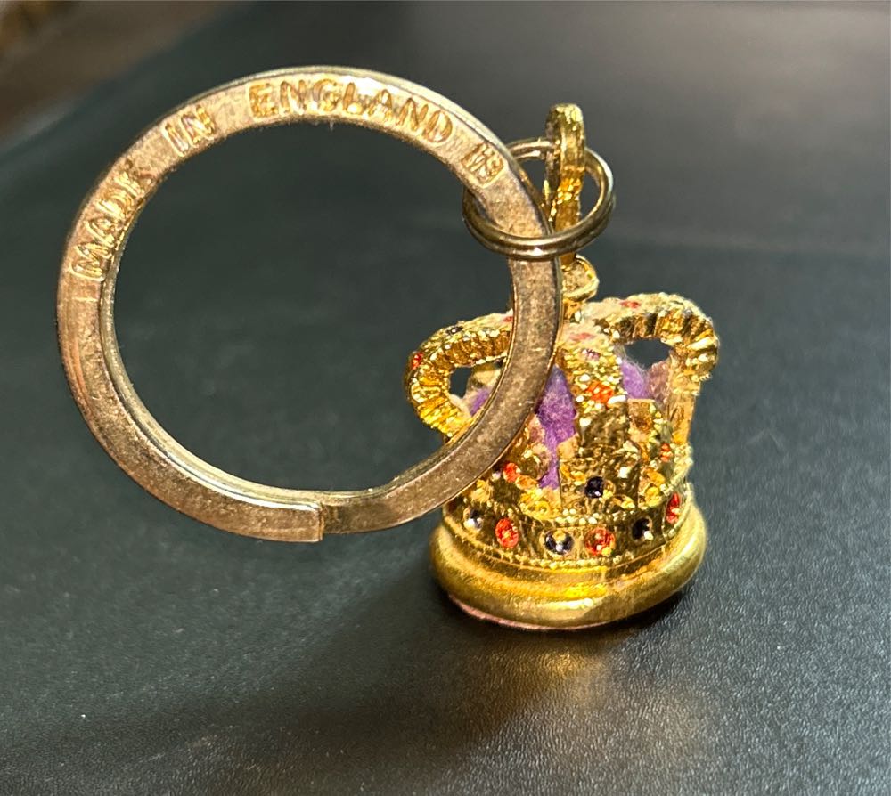 Destination: London England - Lapel Pin pin collectible - Main Image 4