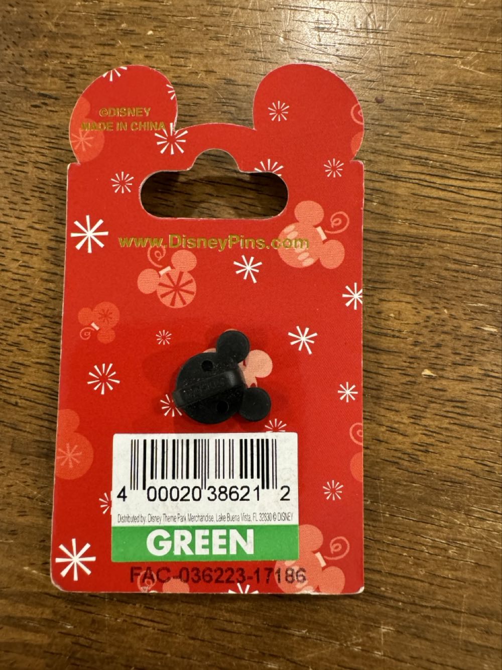 Dumbo In Christmas Hat  pin collectible [Barcode 400020386212] - Main Image 3