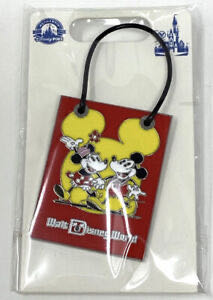 Donald and Daisy Holiday Pin LE