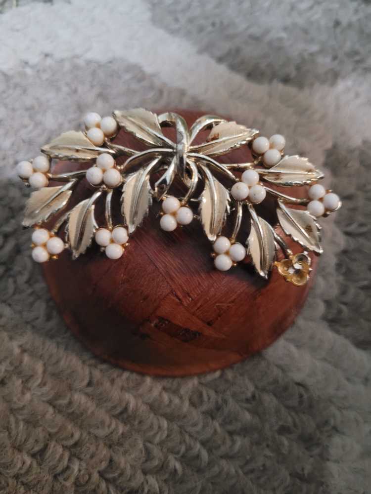 White Mistle Toe  pin collectible - Main Image 2