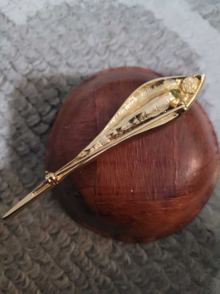 Leaf  pin collectible - Main Image 2