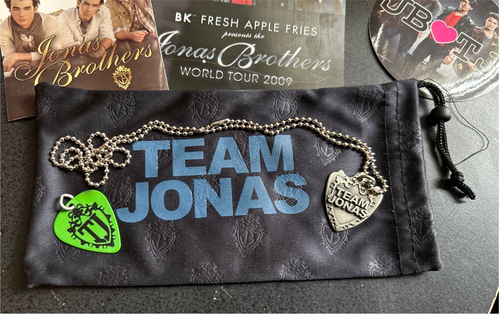 Jonas Brothers, Team Jonas - Collectors Set pin collectible - Main Image 2