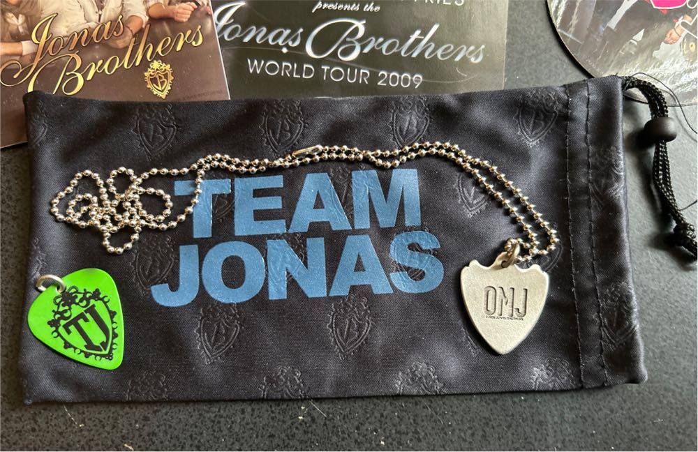 Jonas Brothers, Team Jonas - Collectors Set pin collectible - Main Image 3