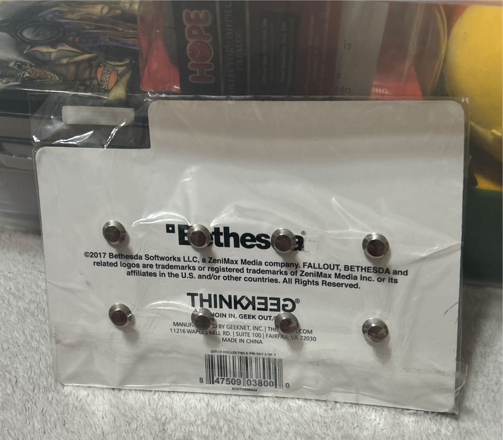 Fallout Pin Set 2 Of 7 Think Geek & Bethesda  pin collectible [Barcode 847509038000] - Main Image 2