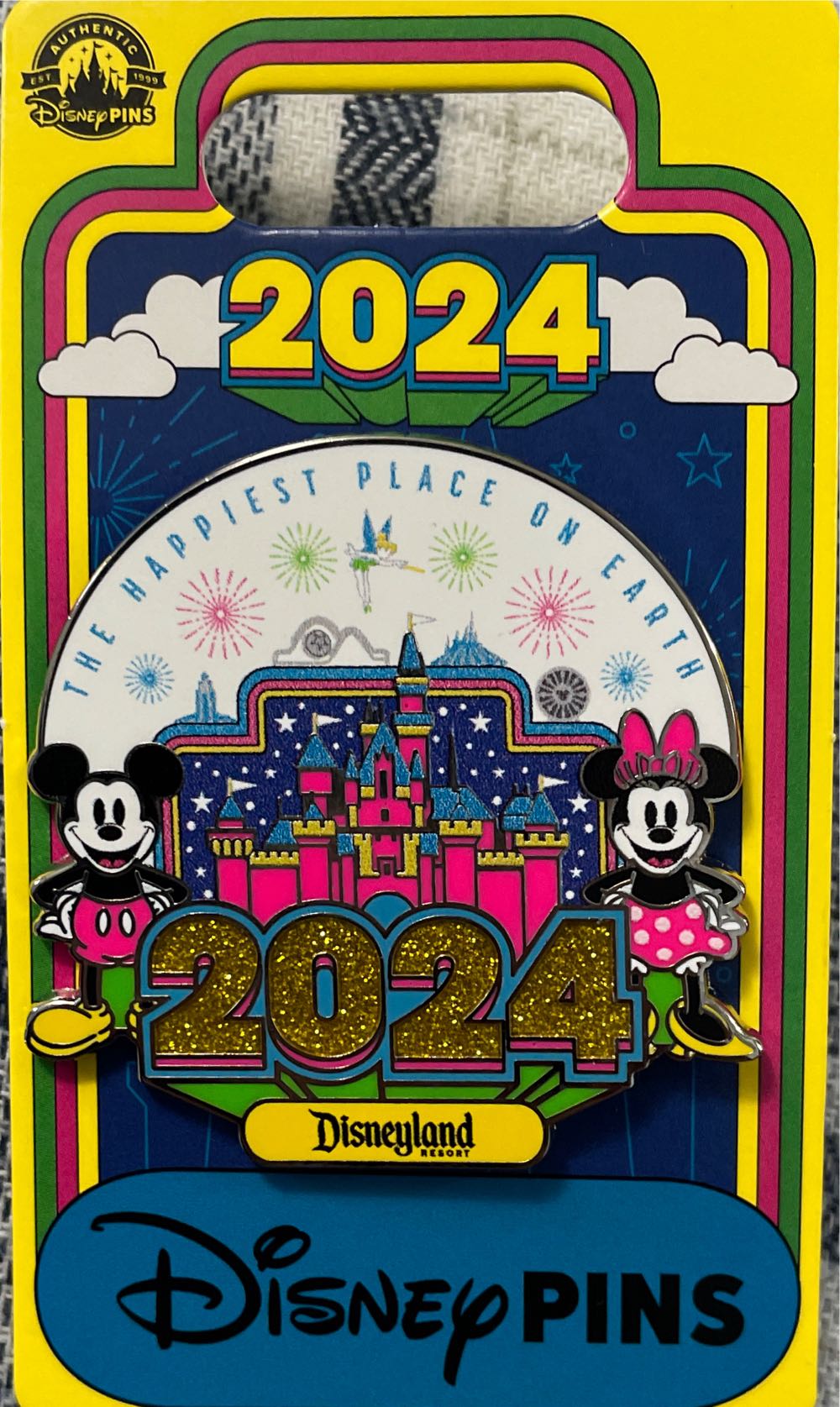 2024 New Year Mickey & Minnie Castle  pin collectible [Barcode 400960367616] - Main Image 2