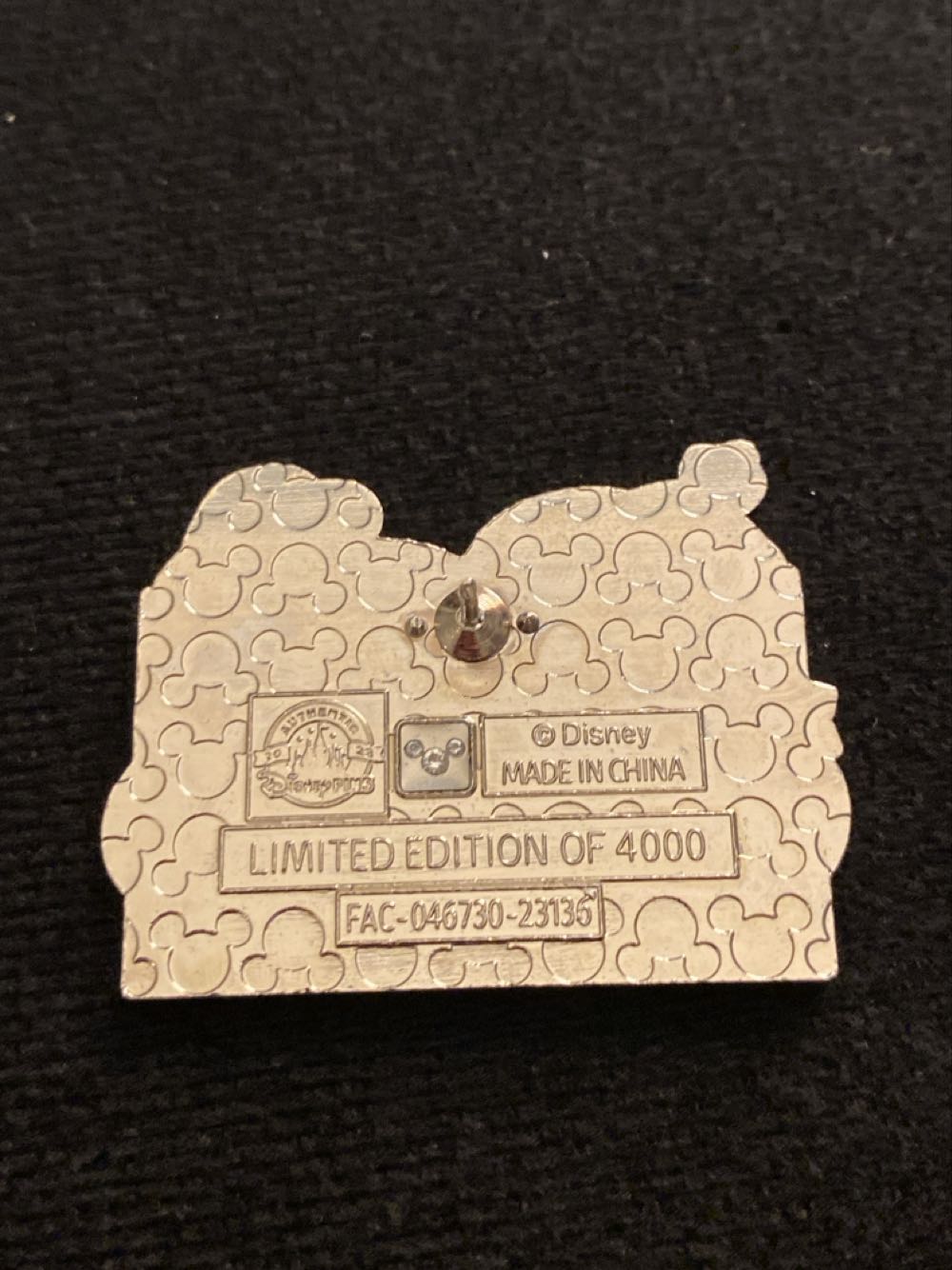 Donald and Daisy Holiday Pin LE  pin collectible - Main Image 2