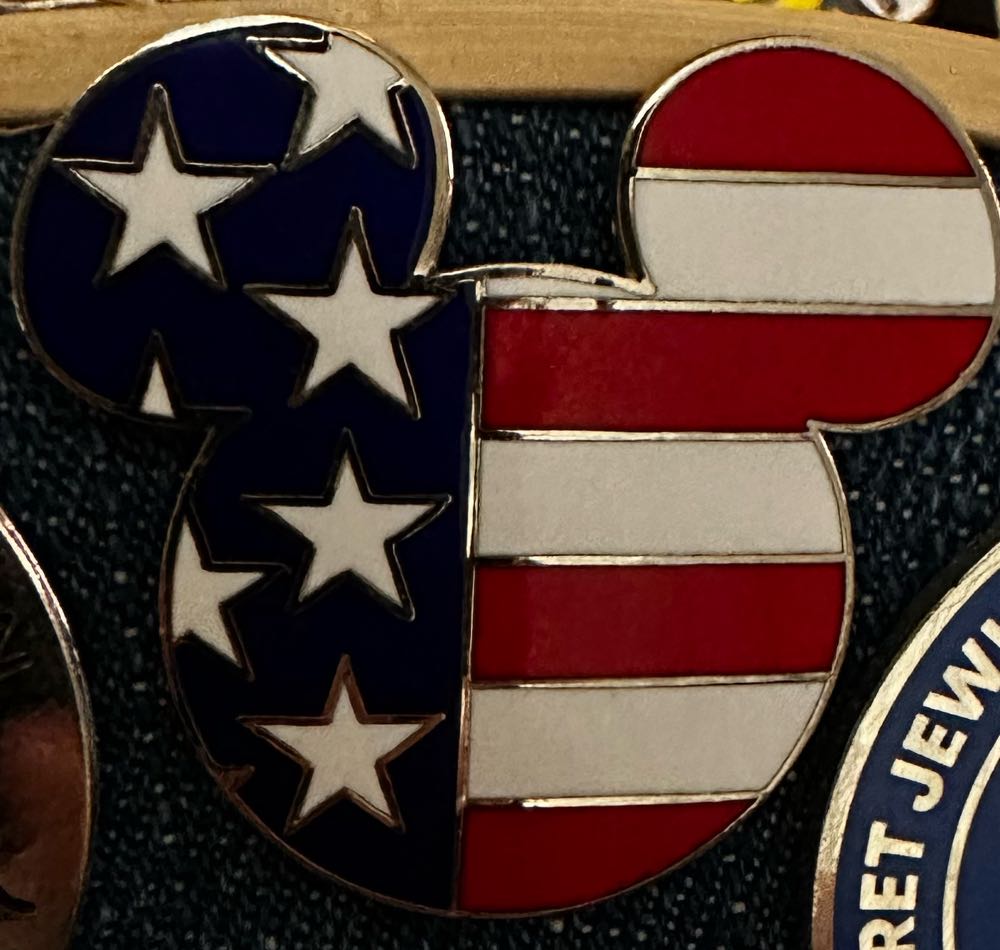 American Mickey Mouse - Characters pin collectible - Main Image 1