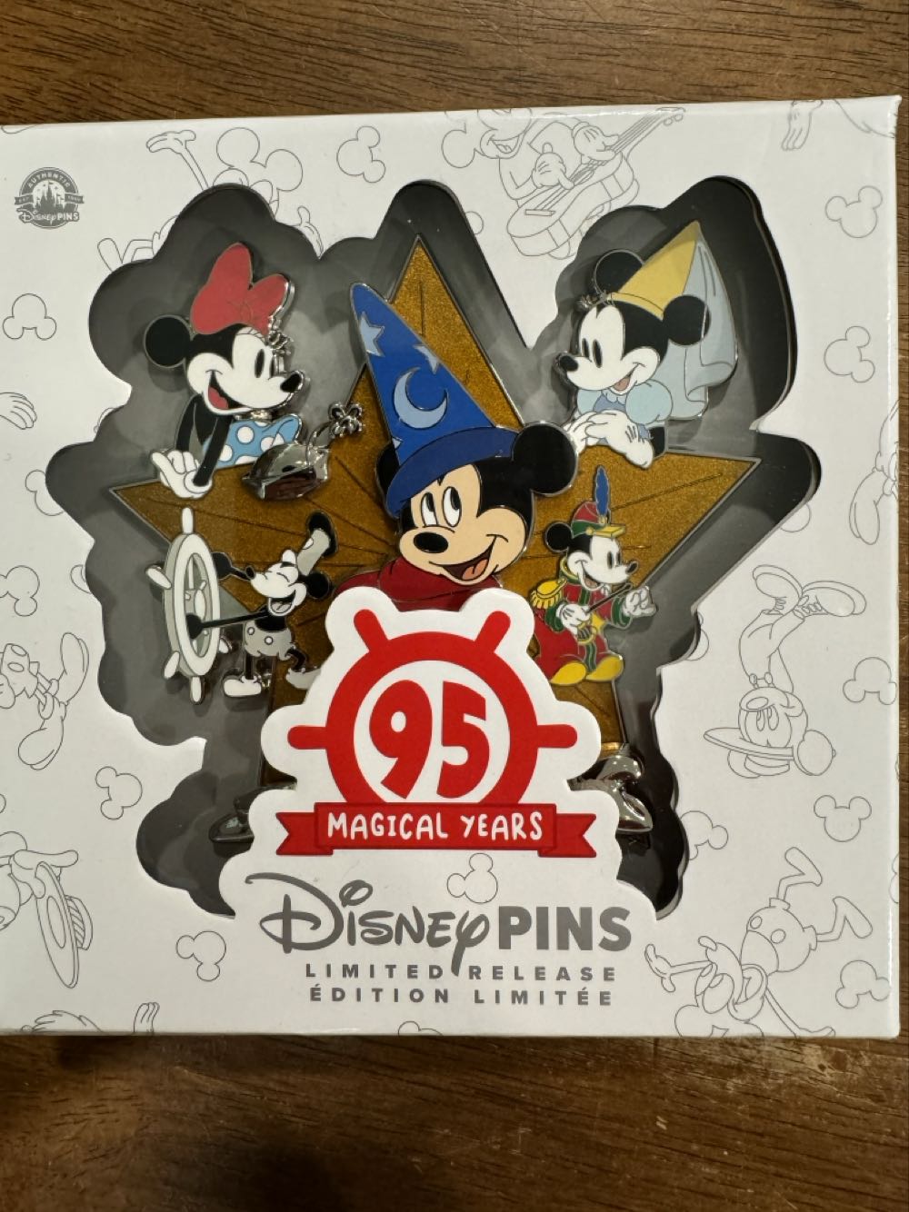 Mickey And Minnie 95 Magical Years Anniversary Jumbo - Sorcerer Mickey  - Limited Edition pin collectible [Barcode 400959875740] - Main Image 2