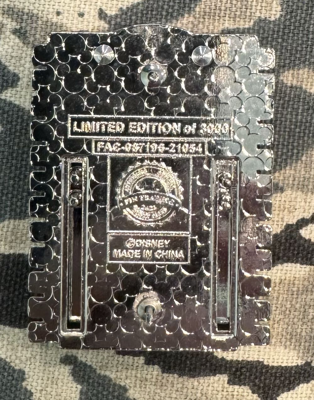 Windows Of Main Street Usa . Sully’s Safari - Mickey Mouse - Collectible pin collectible [Barcode 400942214716] - Main Image 4