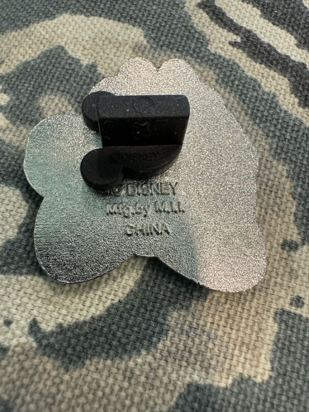 Minnie mouse, behind red bow  pin collectible - Main Image 2