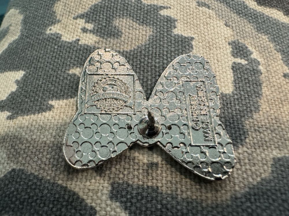Minnie Mouse, Red Bow Only  pin collectible - Main Image 2