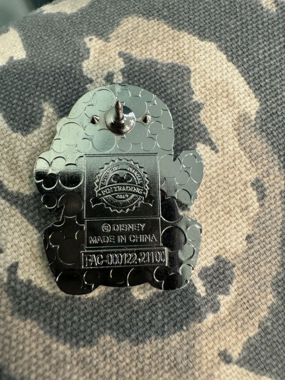 Baby skeleton Pirates of the Caribbean red bandanna  pin collectible - Main Image 2