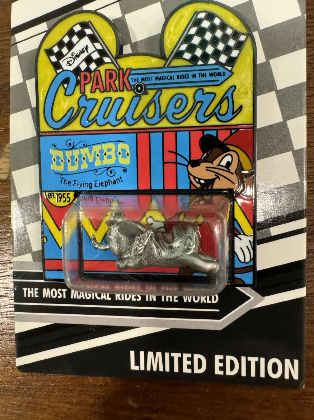 Dumbo park, cruisers, Limited Edition  pin collectible [Barcode 400927163589] - Main Image 2