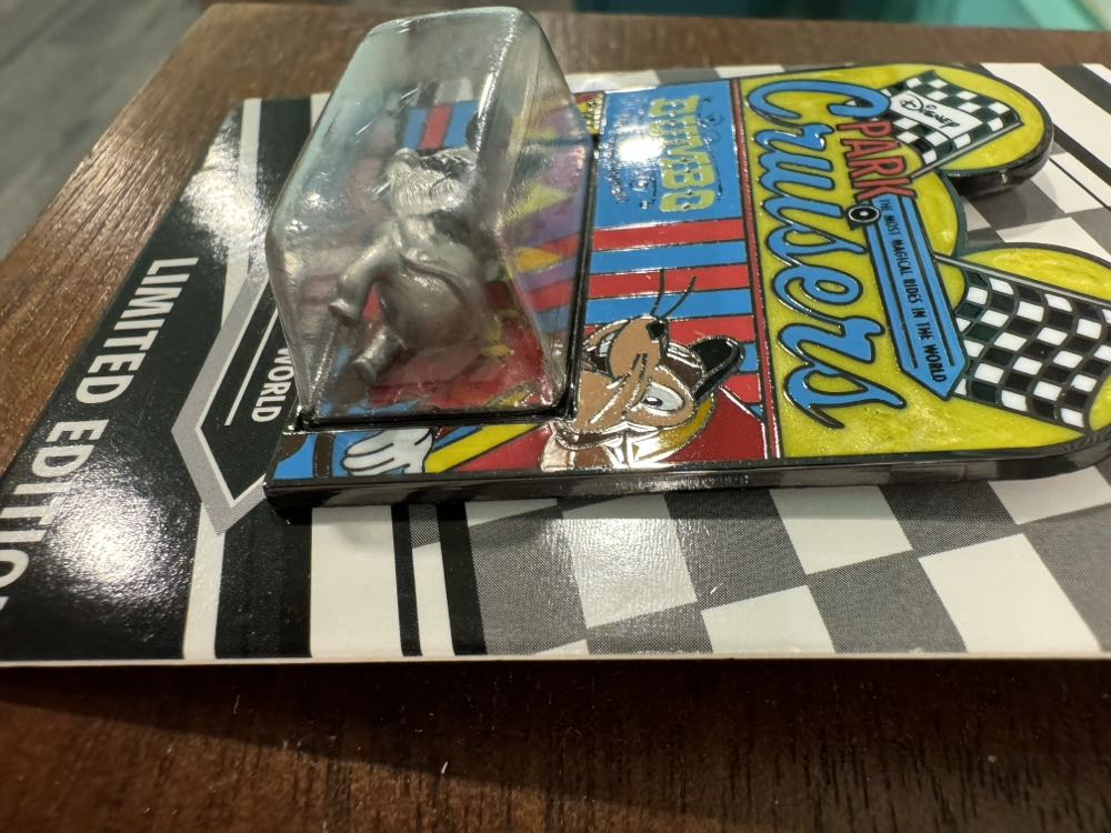 Dumbo park, cruisers, Limited Edition  pin collectible [Barcode 400927163589] - Main Image 3
